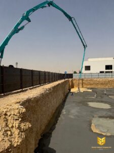 تنفيذ صبة نظافة داخل حفرة مشروع إنشائي في حي العارض بالرياض باستخدام مضخة الخرسانة
