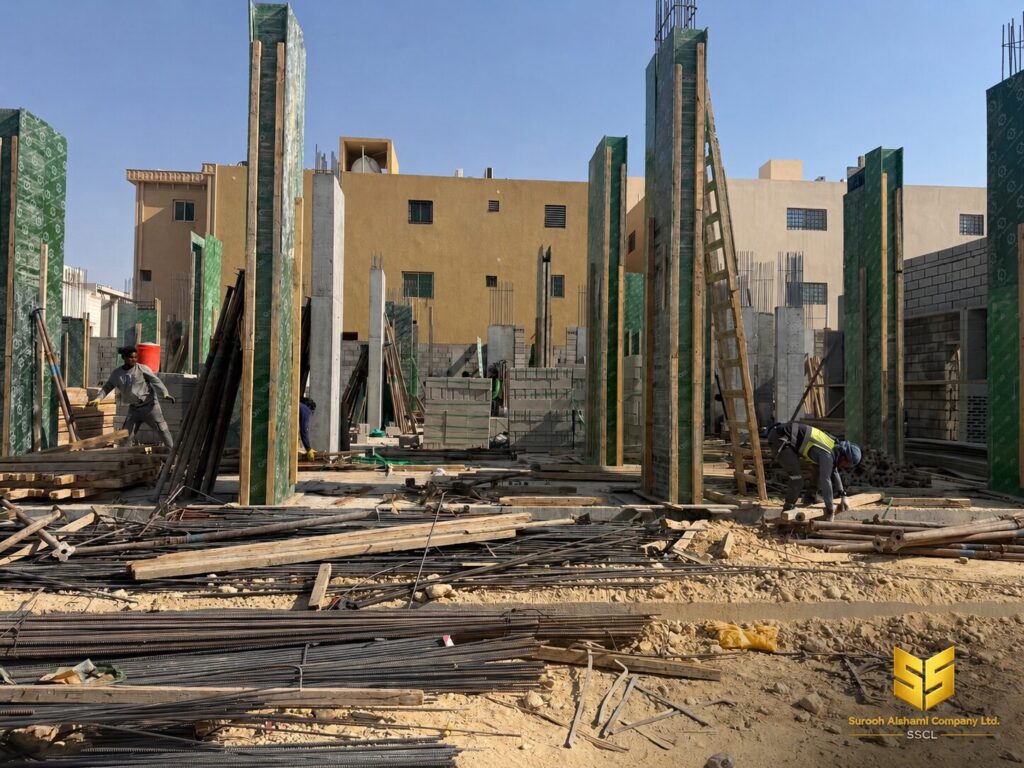 عمال ينفذون شدات الأعمدة الخرسانية داخل مشروع سكني قيد الإنشاء في الرياض