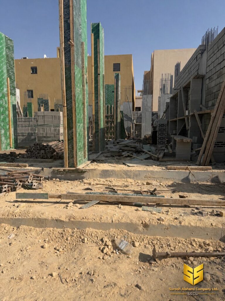 قوالب أعمدة خرسانية وجدران بلوك داخل مشروع سكني قيد التنفيذ بالرياض