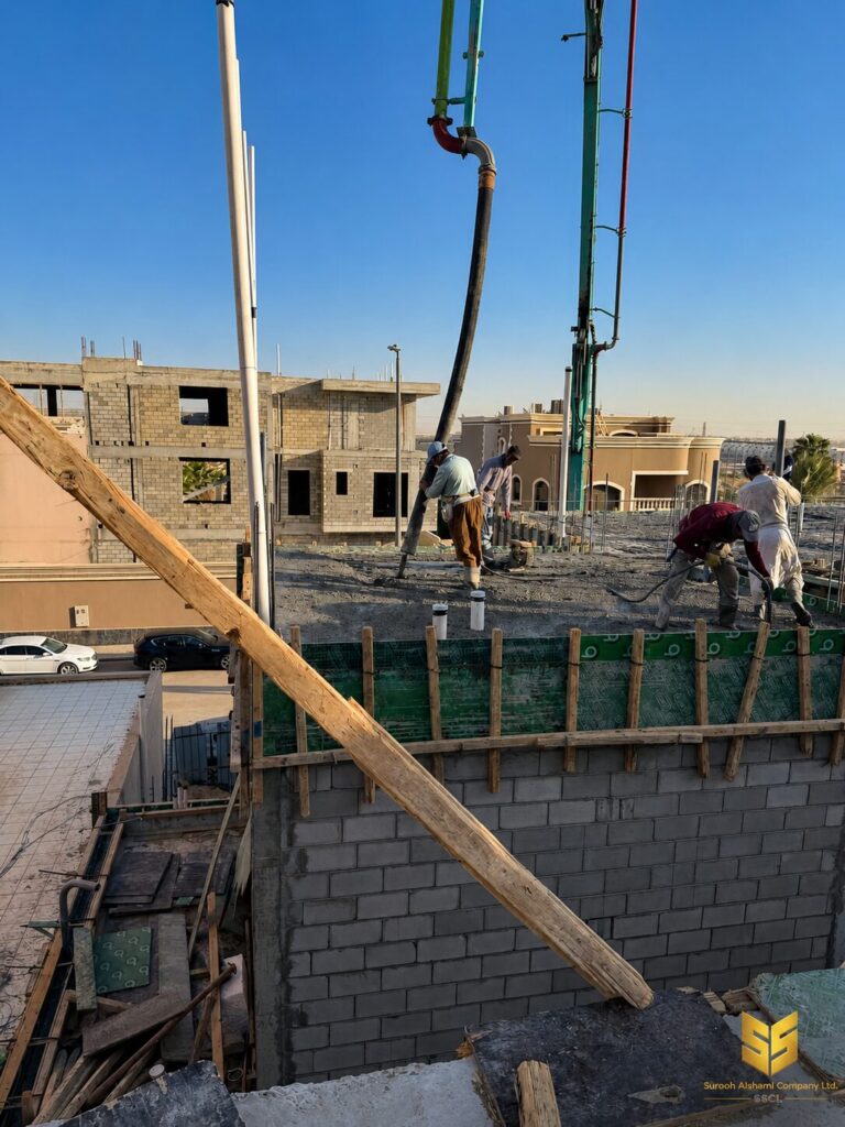 ضخ الخرسانة الجاهزة بواسطة المضخة أثناء صبة سقف مشروع سكني في الدرعية