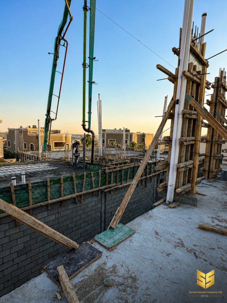 صب الخرسانة فوق شبكة حديد تسليح سقف مشروع سكني في الدرعية
