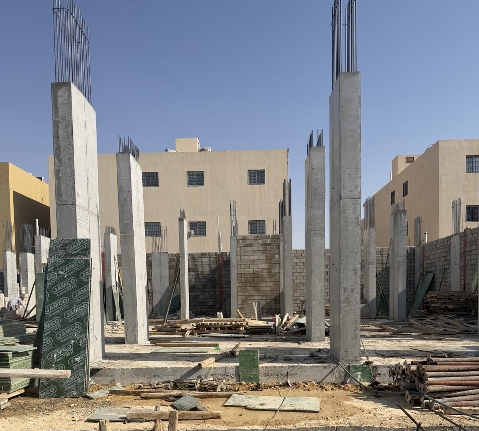 صبة أعمدة الدور الأرضي في حي العارض بالرياض باستخدام الخرسانة الجاهزة