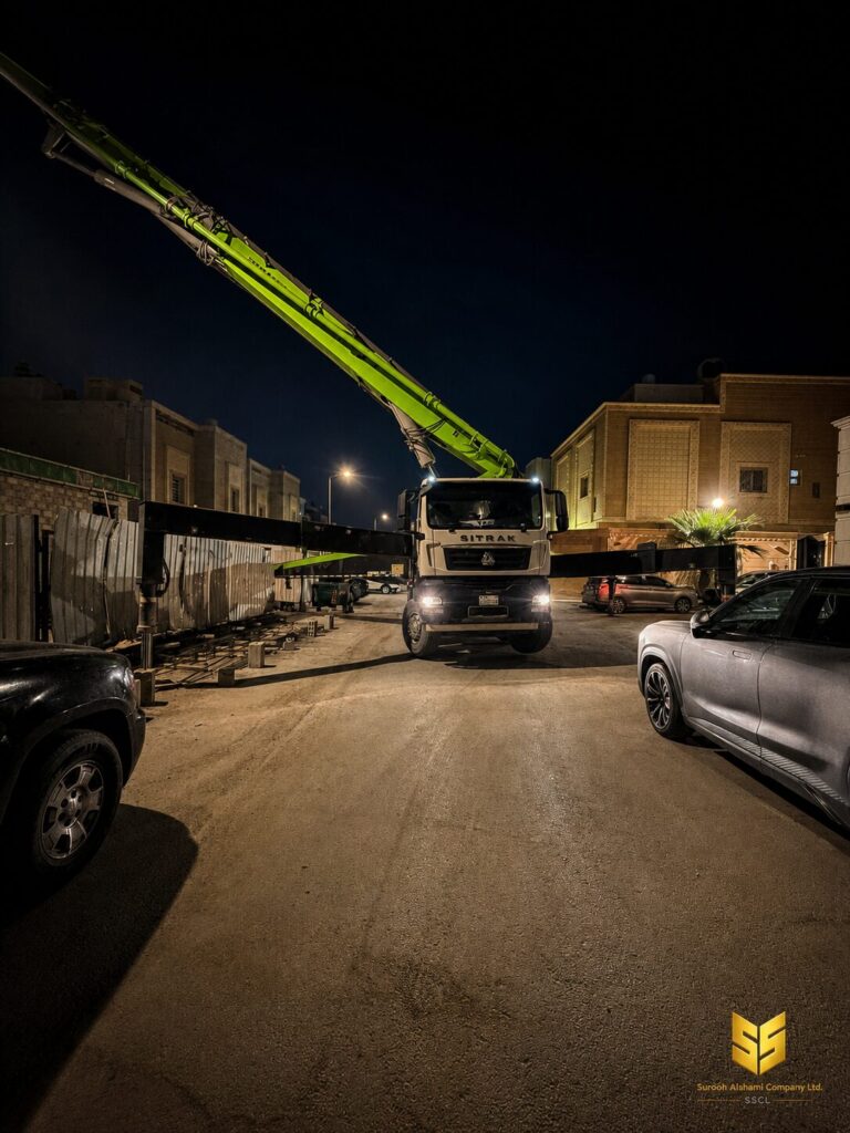 صبة الدور الأرضي في حي عرقة بالرياض باستخدام مضخة الخرسانة الجاهزة