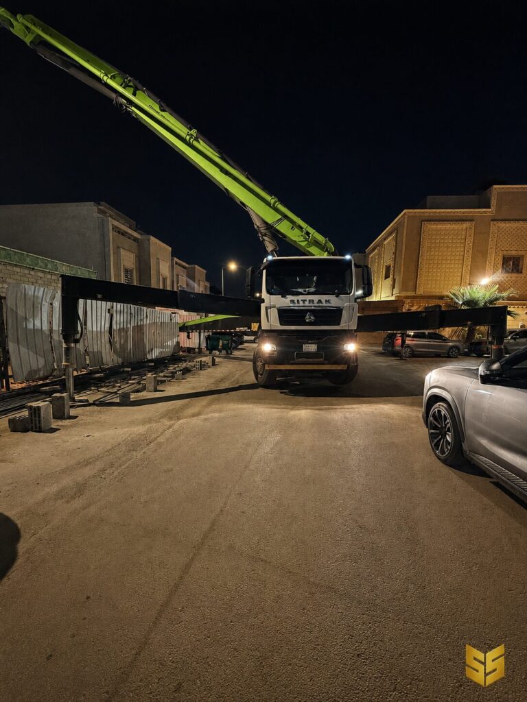 مضخة خرسانة جاهزة لتنفيذ صبة الدور الأرضي في مشروع سكني بحي عرقة في الرياض