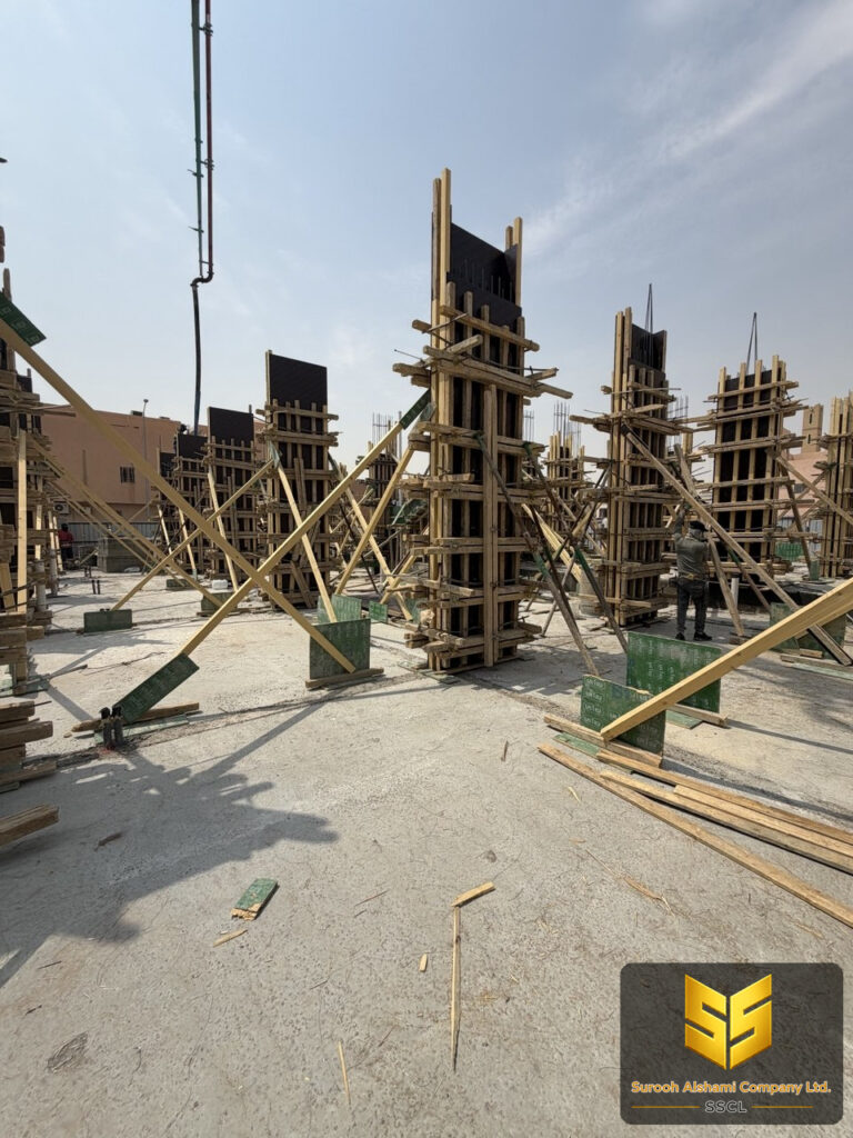 مجموعة أعمدة مجهزة بالشدات الخشبية وحديد التسليح داخل موقع بناء في الرياض