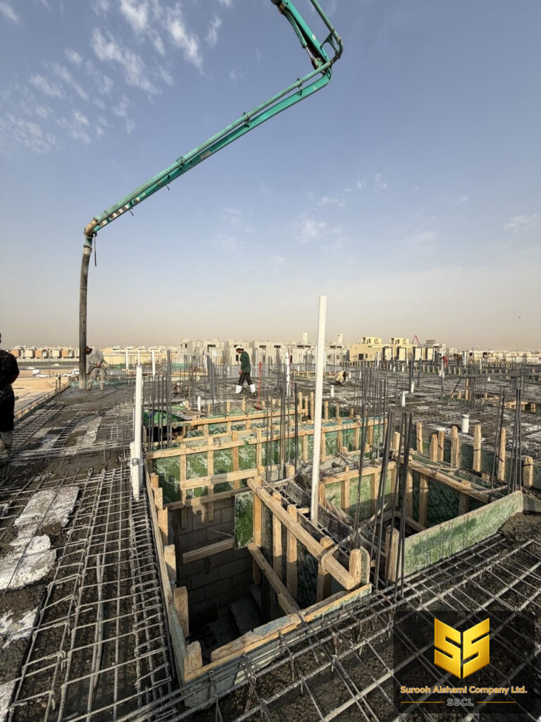 خرطوم مضخة خرسانة فوق سقف مسلح بجوار فتحة درج مجهزة بالشدات في الرياض