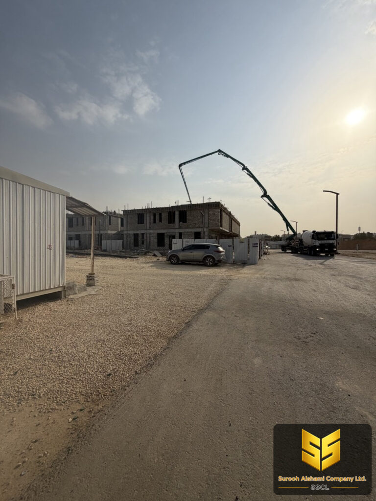 مضخة خرسانة ممتدة نحو سقف مبنى سكني قيد الإنشاء في مدينة الرياض