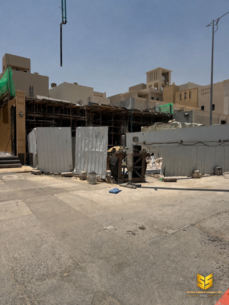 ذراع مضخة خرسانة ممتد فوق مشروع سكني أثناء تنفيذ أعمال الصب بالرياض