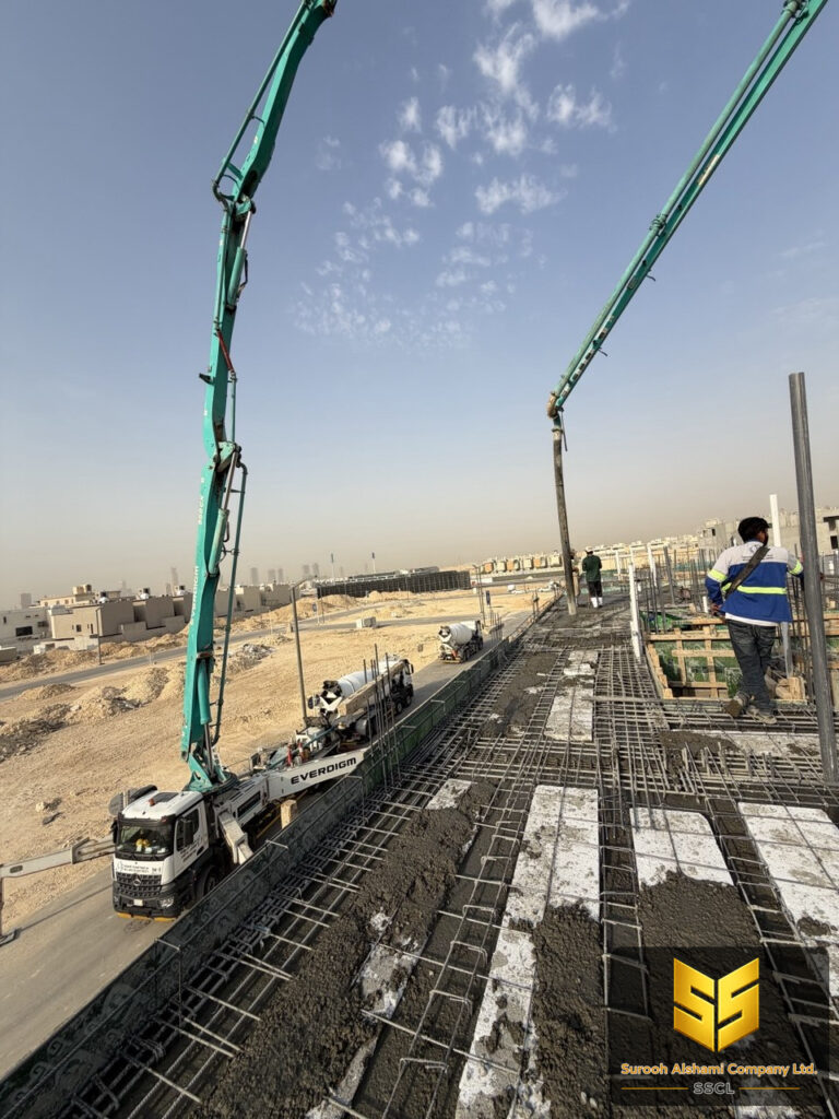 مضختا خرسانة تعملان بالتزامن مع خلاطات جاهزة لصب سقف كبير في الرياض