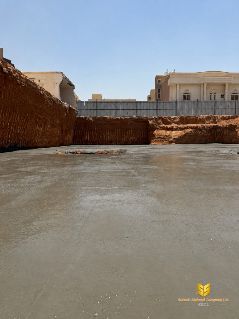 أرضية حفر مغطاة بخرسانة النظافة تمهيدًا لتنفيذ الأساسات بالرياض