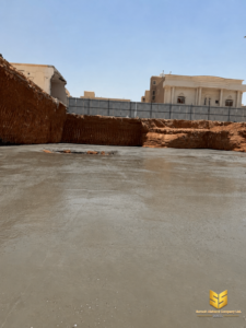 صبة خرسانة نظافة لأرضية الأساسات في مشروع إنشائي بالرياض