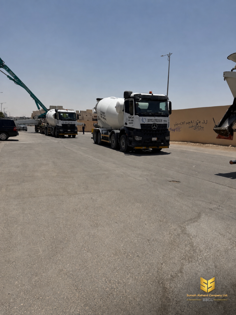 خلاطات خرسانة جاهزة مصطفة لتوريد الخرسانة إلى مشروع إنشائي بمدينة الرياض