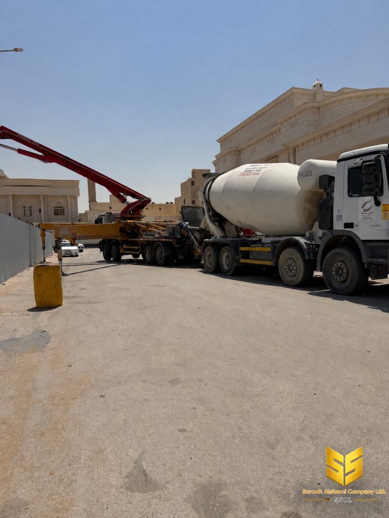 خلاطة خرسانة جاهزة ومضخة خرسانة لتنفيذ صبة مشروع في الرياض