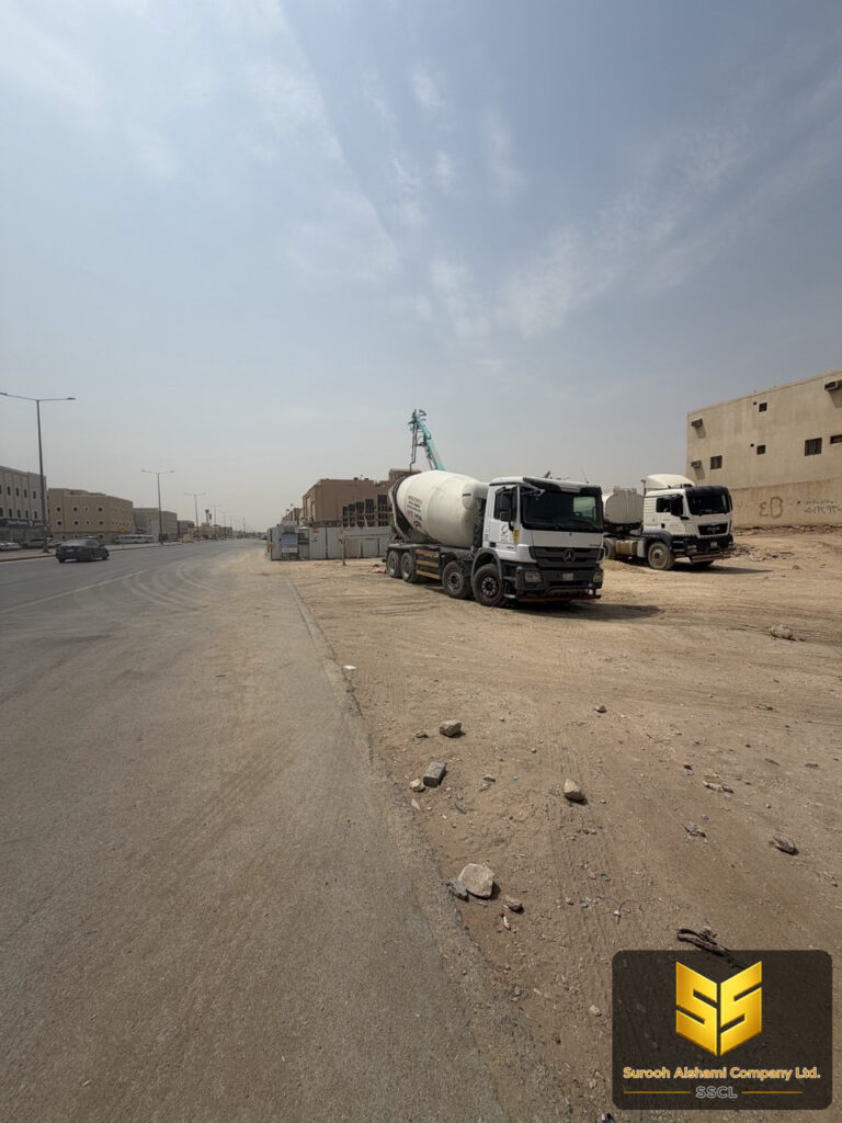 خلاطات خرسانة جاهزة متوقفة بجوار موقع إنشائي في الرياض استعدادًا لأعمال الصب