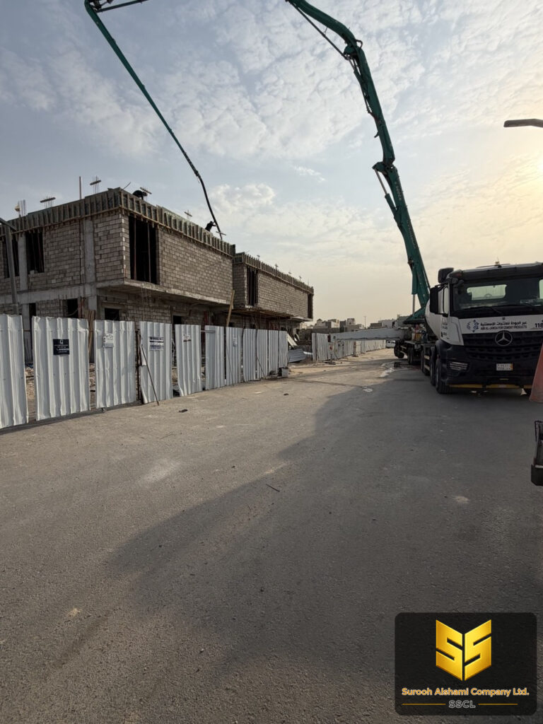 ذراع مضخة خرسانة ممتد فوق مبنى قيد الإنشاء لتنفيذ صب السقف في الرياض