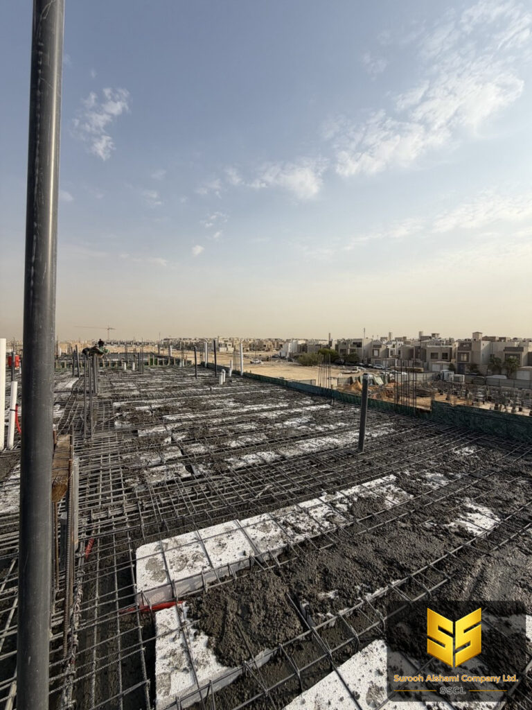 شبكة حديد تسليح ممتدة فوق سقف مبنى قبل استكمال صب الخرسانة في الرياض